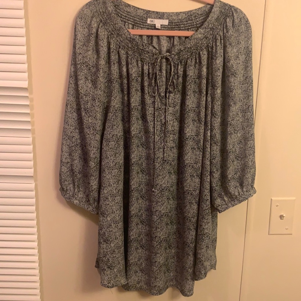 Women’s black and white blouse